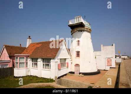 UK England Suffolk Aldeburgh Fort Grün der alten Mühle Wahrzeichen ehemaligen Windmühle jetzt Ferienunterkünfte Stockfoto