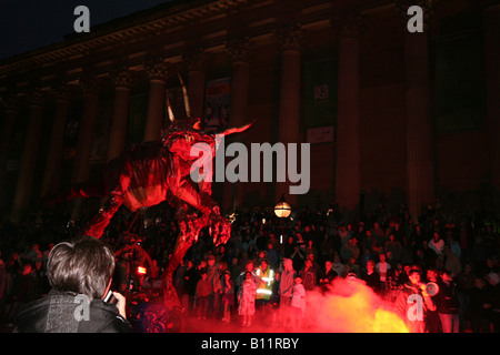 Liverpool Straße kommenden Festival in der Nacht, Sarruga Dracs, Drachen-Skulpturen Stockfoto