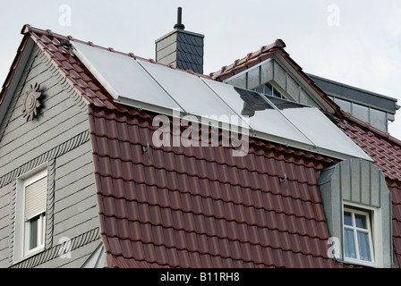 Sonnenkollektoren auf dem Dach einer Wohnung in Leichlingen, Nordrhein-Westfalen, Deutschland. Stockfoto