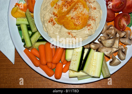 Cremige Hummus macht ein gesundes Licht Bad für ein Potpourri von frischem Gemüse Stockfoto