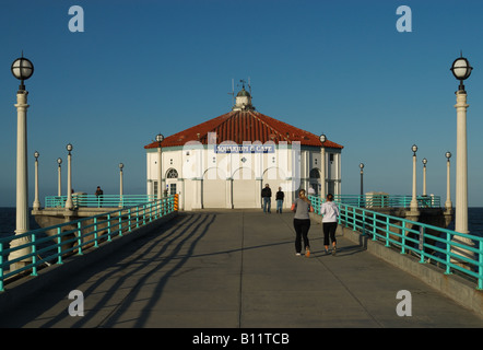 Am frühen Morgensonnenlicht auf dem Pier in Manhattan Beach Kalifornien Stockfoto