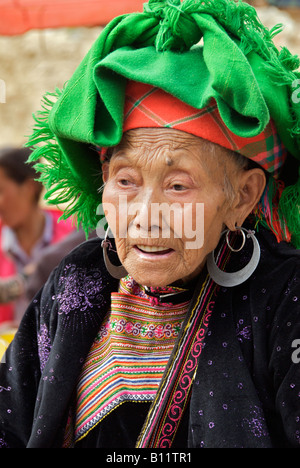 Porträt Flower Hmong Seniorin Bac Ha Sonntag Markt Nord-Vietnam Stockfoto