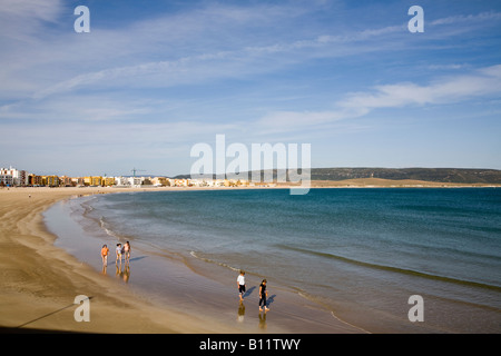 Ein paar Urlauber genießen einen Spaziergang am Strand von Barbate - Playa de Barbate - in der späten Nachmittagssonne. Playa de Barbate, Barbate, Cádiz, Andalucía, Spanien. Stockfoto