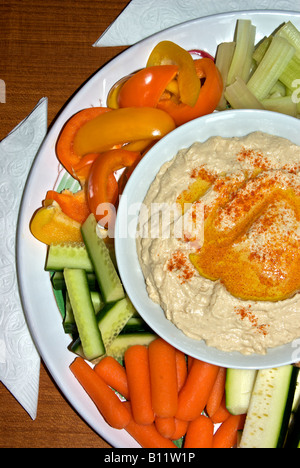 Cremige Hommous, die mit "Kichererbsen" macht einen gesunde leichte Dip für ein Medley aus frischem Gemüse Stockfoto