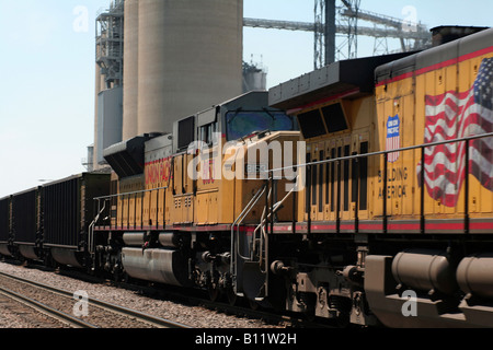 Union Pacific Motoren E für Boone, Iowa Kohle Ganzzug Stockfoto