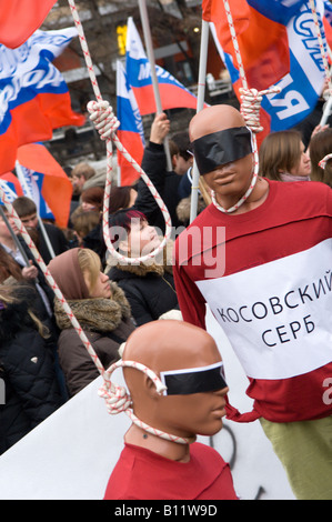 Junge pro serbischen Moskauer demonstrieren gegen die Unabhängigkeit des Kosovo in die Twerskaja Bezirk von Moskau Russland Stockfoto