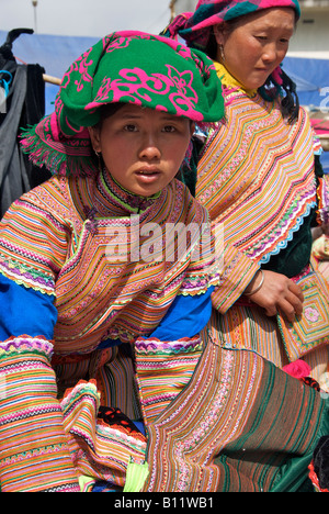 Zwei Frauen der Flower Hmong Bac Ha Sonntag Markt Nord-Vietnam Stockfoto