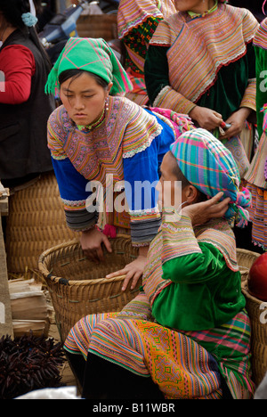 Zwei Frauen der Flower Hmong Bac Ha Sonntag Markt Nord-Vietnam Stockfoto