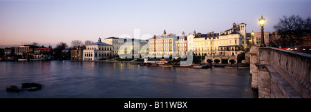 Richmond am Flussufer von Richmond Bridge, Surrey, England Stockfoto