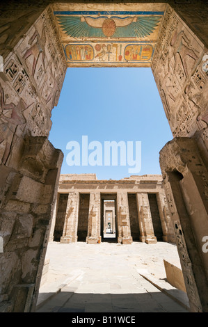 Tor in den Hof des Tempel von Medinet Habu, (Leichenhalle Tempel von Ramses III), Luxor, Nil Senke, Ägypten Stockfoto