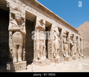 Statuen im Hof des Tempel von Medinet Habu, (Leichenhalle Tempel von Ramses III), Luxor, Nil Senke, Ägypten Stockfoto