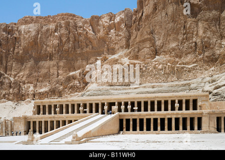 Deir el Bahri oder Leichenhalle Tempel der Königin Hatschepsut, West Bank, Luxor, Nil Senke, Ägypten Stockfoto