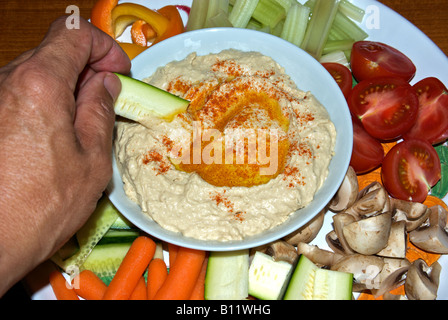 Cremige Hommous, die mit "Kichererbsen" macht einen gesunde leichte Dip für ein Medley aus frischem Gemüse Stockfoto