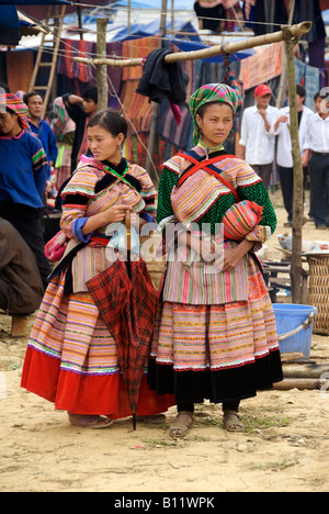 Zwei Frauen der Flower Hmong Bac Ha Sonntag Markt Nord-Vietnam Stockfoto