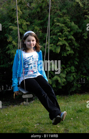 Mädchen sitzen auf der Schaukel Stockfoto