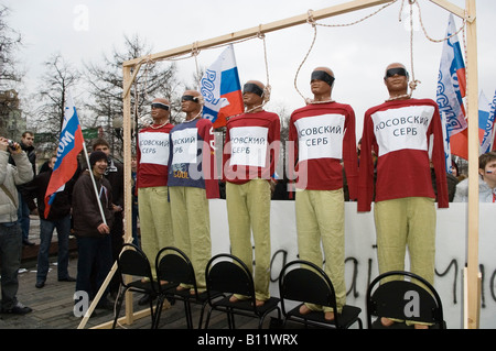 Junge pro serbischen Moskauer demonstrieren gegen die Unabhängigkeit des Kosovo in die Twerskaja Bezirk von Moskau Russland Stockfoto