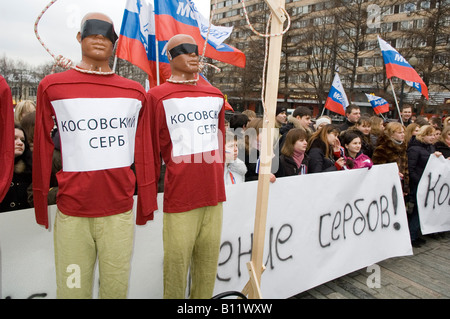 Junge pro serbischen Moskauer demonstrieren gegen die Unabhängigkeit des Kosovo in die Twerskaja Bezirk von Moskau Russische Federati Stockfoto