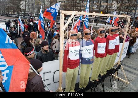 Junge pro serbischen Moskauer demonstrieren gegen die Unabhängigkeit des Kosovo in die Twerskaja Bezirk von Moskau Russische Federati Stockfoto