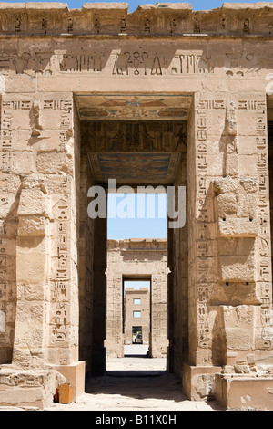 Gateway in das Gericht im Tempel von Medinet Habu (Leichenhalle Tempel von Ramses III), Luxor, Nil Senke, Ägypten Stockfoto