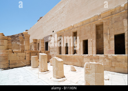 Obere Terrasse, Deir el Bahri (Leichenhalle Tempel der Königin Hatshepsut), West Bank, Luxor, Nil Senke, Egyt Stockfoto