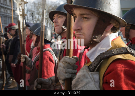 Die Könige Armee der englische Bürgerkrieg Society gedenken die Ausführung des Charles I. Men mit Spießen auf den Bankettsaal Stockfoto