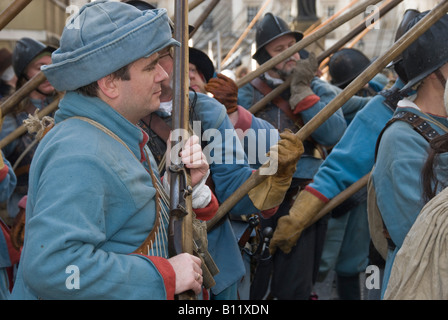 Die Könige Armee der englische Bürgerkrieg Society gedenken die Ausführung des Charles I. Men mit Muskete und Hechte Stockfoto