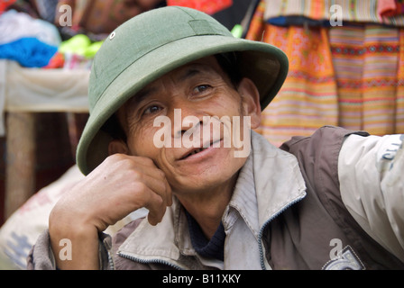 Porträt Flower Hmong Mann mit grünen Helm Bac Ha Sonntag Markt Nord-Vietnam Stockfoto