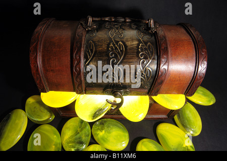 DRAUFSICHT SCHATZTRUHE MIT EDELSTEINEN HERAUSRAGEN HORIZONTALE BDB10020 Stockfoto