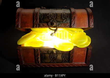 VORDERANSICHT SCHATZTRUHE MIT EDELSTEINEN HERAUSRAGEN HORIZONTALE BDB10019 Stockfoto
