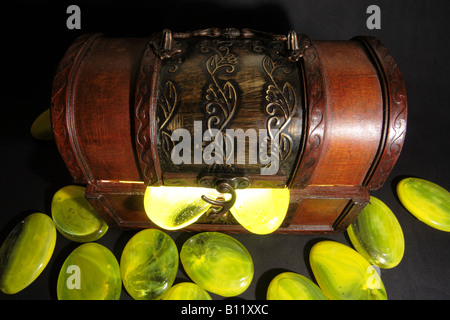 DRAUFSICHT SCHATZTRUHE MIT EDELSTEINEN VERSCHÜTTEN HORIZONTALE BDB10026 Stockfoto