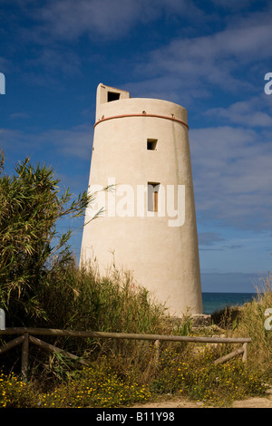 Torre Nueve - der neue Turm - ein alter Aussichtsturm und Verteidigungsturm am Ufer von El Palmar. Playa de El Palmar, El Palmar, Vejer de la Frontera, Cádiz, Andalucía, Spanien. Stockfoto