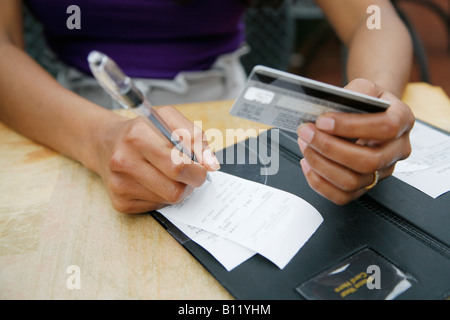 Frau von der Zahlung der Rechnung in einem Restaurant mit Kreditkarte, Washington DC, USA, Herr-5-22-08 Stockfoto