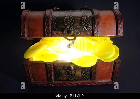 VORDERANSICHT SCHATZTRUHE MIT EDELSTEINEN HERAUSRAGEN HORIZONTALE BDB10025 Stockfoto