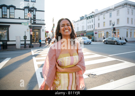 Junge Frau, die zu Fuß, Georgetown, Washington DC, USA, Herr-5-22-08 Stockfoto