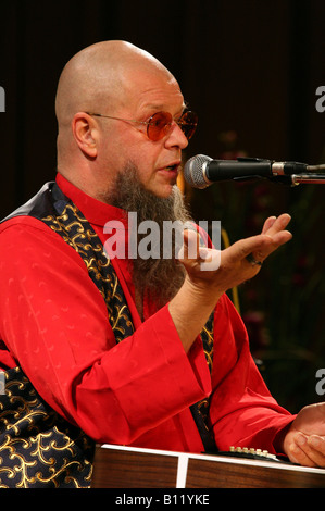 Der russische Rockstar Boris Grebenshchikov tritt während seines Konzerts in Prag, Tschechien, am 13. Oktober 2007 auf. Stockfoto