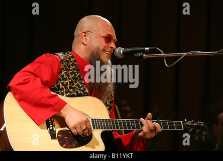 Der russische Rockstar Boris Grebenshchikov tritt während seines Konzerts in Prag, Tschechien, am 13. Oktober 2007 auf. Stockfoto