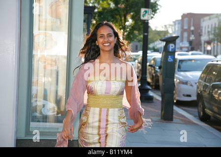 Junge Frau, die zu Fuß, Georgetown, Washington DC, USA, Herr-5-22-08 Stockfoto