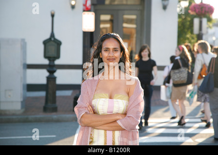 Junge Frau, die zu Fuß, Georgetown, Washington DC, USA, Herr-5-22-08 Stockfoto