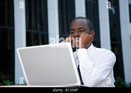 Junger Geschäftsmann sitzt vor Bürogebäude, Arlington, Virginia, USA, Herr-5-25-08 Stockfoto