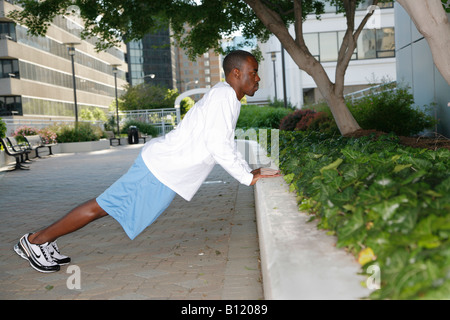 Junger Mann, die Bewegung in der Natur, Arlington, Virginia, USA, Herr-5-25-08 Stockfoto