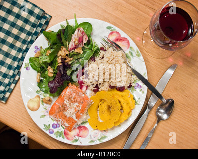 Lachs squash, Reis und Salat mit Glas Rotwein Stockfoto