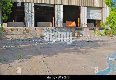 weit offen Dock auf einem verlassenen Fabrikgebäude mit Graffiti besprüht Stockfoto