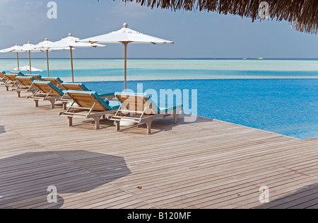 Der Infinity-Pool im Anantara Resort in Malediven Stockfoto