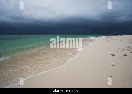 Gewitter über Strand auf Turtle Island, Sabah, Malaysia Borneo Stockfoto