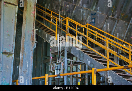 Metalltreppe in einer verlassenen Fabrik voller Graffiti und andere Arten von Vandalismus und Verunreinigung Stockfoto