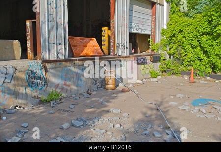 weit offen Dock auf einem verlassenen Fabrikgebäude mit Graffiti besprüht Stockfoto