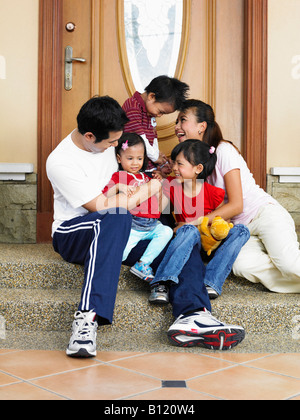 Portrait des asiatischen Familie in der Veranda Stockfoto