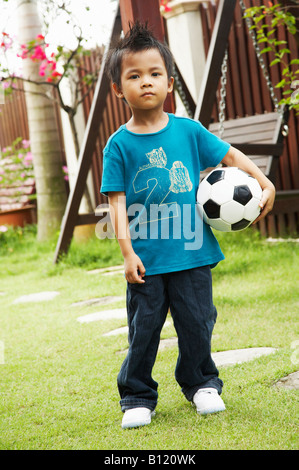 Junge mit Ball in der hand Stockfoto