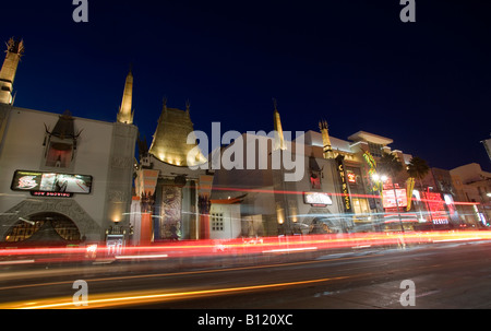 Graumans Chinese Theater und Hollywood Boulevard in der Abenddämmerung Stockfoto