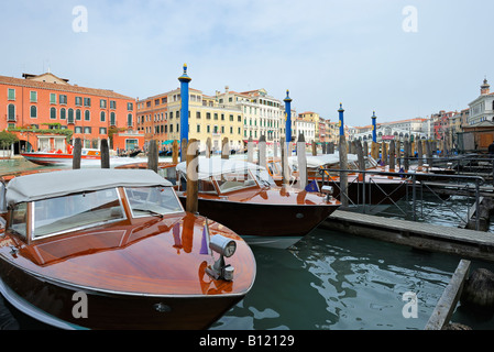 Europa Italien Venetien Venedig Motorboote am Canal Grande Stockfoto